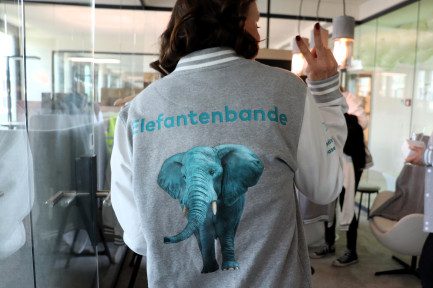 Rückenansicht College-Jacke mit Aufschrift Elefantenbande und Motiv Elefant